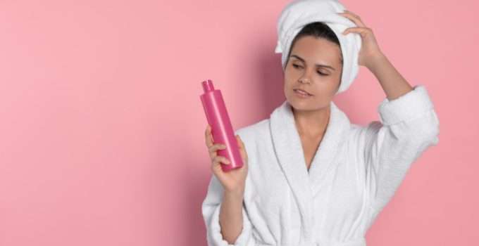 mujer mirando un shampoo