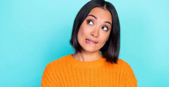 mujer muerde el labio pensando si tinte se cae