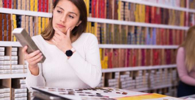 mujer mira tinte sin amoníaco y piensa si es permanente