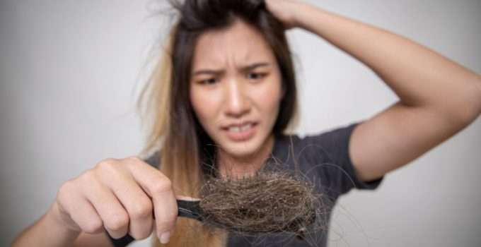 Jovencita mira espantada el cepillo lleno de pelos