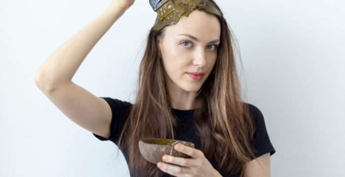 Jovencita tiñe su cabello 2 semanas después de alisarlo