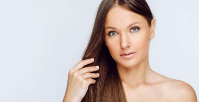 Señora con el cabello increíble por el alisado japonés