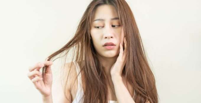 Una jovencita dejó demasiado tiempo el alisado con formol en su cabello