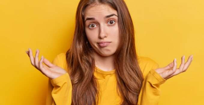 Una muchacha con las manos abiertas en señal de duda