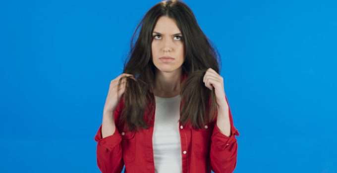mujer con pelo oscuro teñido