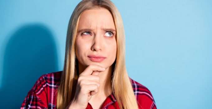 mujer con cabello alisado piensa