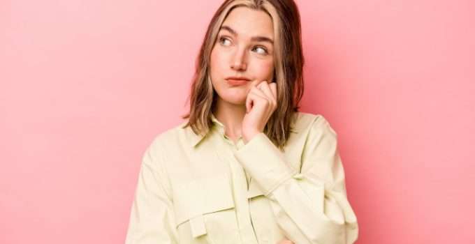 mujer con balayage en su pelo muy pensativa