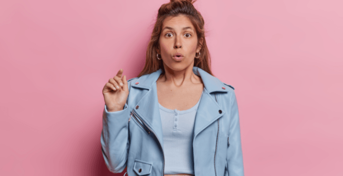 Jovencita duda sobre mezclar agua con decolorante