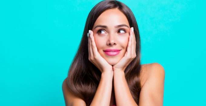 mujer con cara de ilusionada