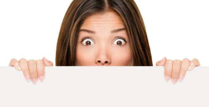 mujer un poco escondida porque piensa en las desventajas de la keratina