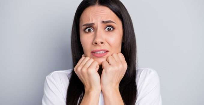 mujer asustada piensa si la keratina tiene formol