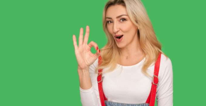 mujer con pelo decolorado haciendo gesto de aprobación