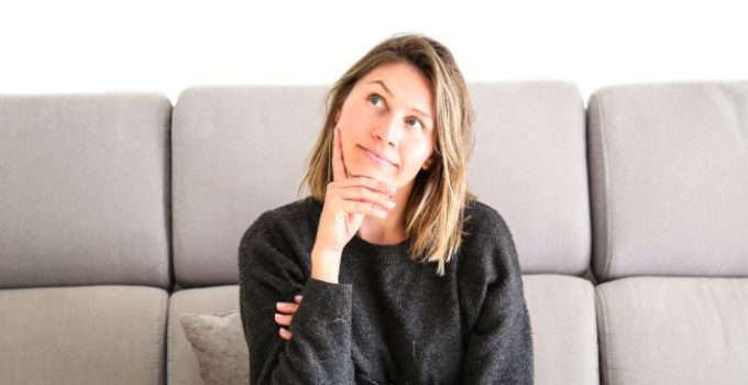 mujer rubia que piensa en mezclar tintes 8 y 10