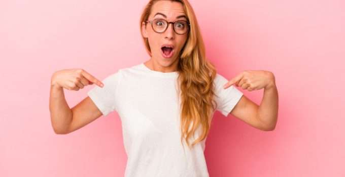 mujer de pelo rubio oscuro sorprendida