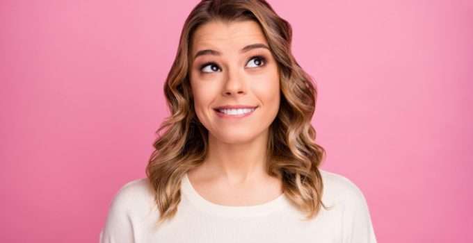 mujer piensa y se muerde el labio