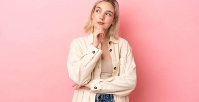 mujer rubia pensando en mezclar tinte 9 y 10