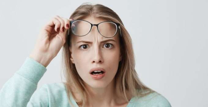 mujer con actitud de poner atención a algo