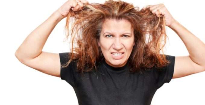 mujer se muestra desesperada por su pelo naranja
