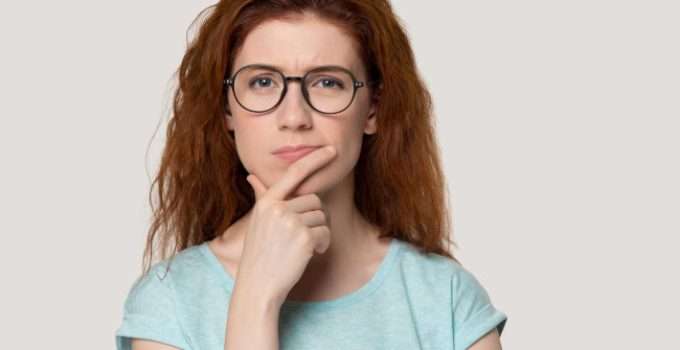 mujer de pelo rojo piensa color que neutraliza al rojo