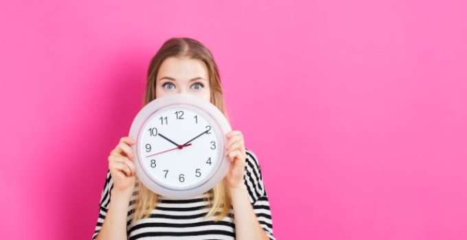 mujer con reloj en la mano pensando en alisado marroquí