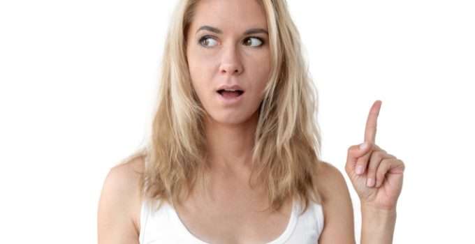 mujer rubia señala con el dedo idea para matizar pelo