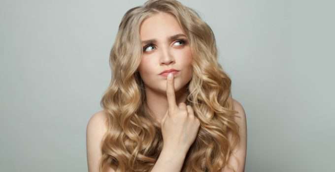 mujer pensando en qué número de tinte es el chocolate