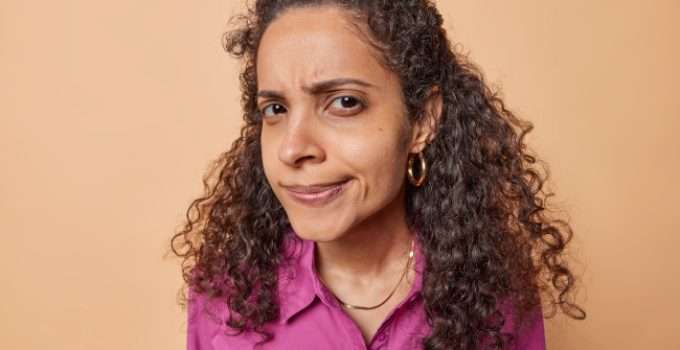 mujer con cara de expectación esperando respuesta