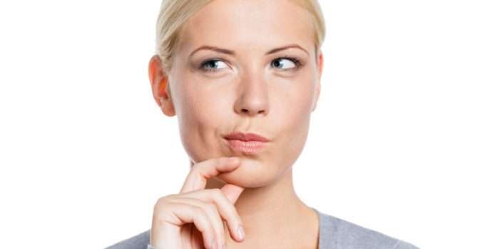 mujer de pelo rubio muy claro pensativa