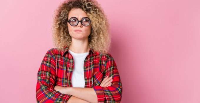 mujer piensa qué color es el tinte 5.7