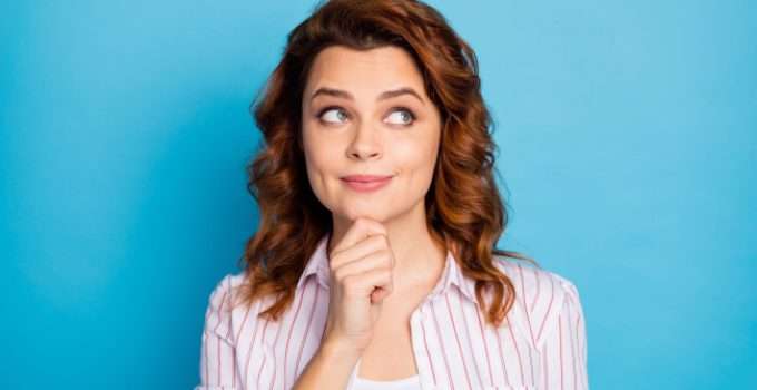 mujer con mano en la barbilla pensando