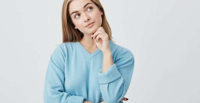 mujer pensando en color del tinte