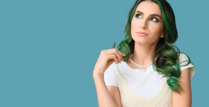 mujer de pelo verde pensativa