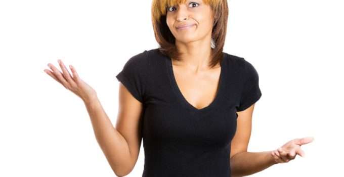 mujer con pelo anaranjado y gesto de pregunta