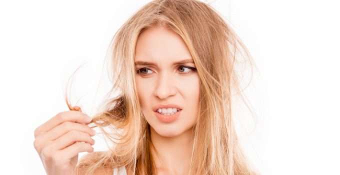 mujer mira su pelo naranja y quiere arreglarlo