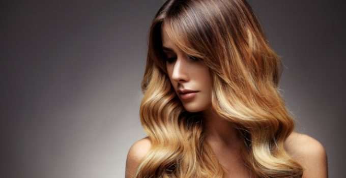 mujer con pelo naranja estridente