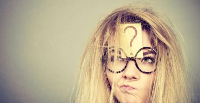 mujer rubia con signo de pregunta en la frente