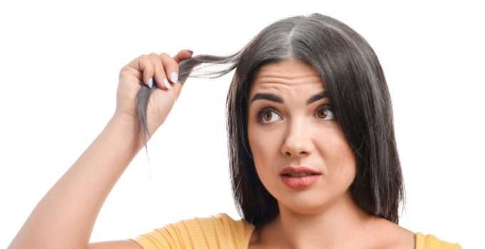 mujer con muchas canas preocupada