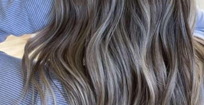 Vista trasera del cabello de una mujer con reflejos en tinte 8.1