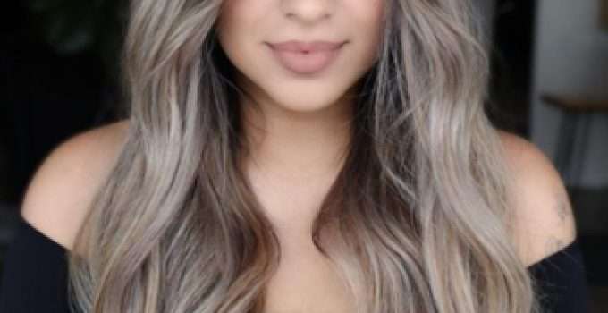 Una jovencita de cabello súper largo con balayage y tinte 8.21