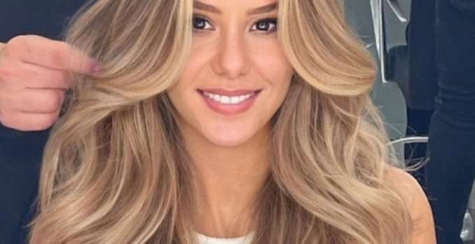 Una señora tapa sus canas con reflejos en tinte 8.0