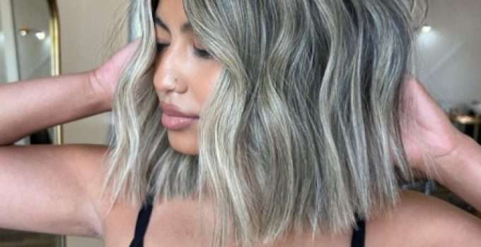 Una joven muestra su cabello teñido con tinte 8.11