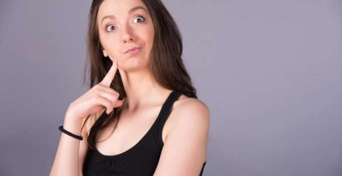 mujer piensa en dejar la keratina 3 días