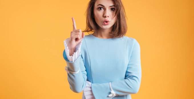 mujer señalando con su dedo una respuesta correcta