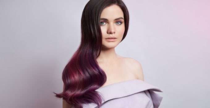 mujer con tonalidades moradas en su pelo por el matizador