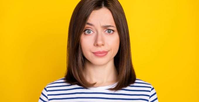 mujer con cara de preocupación piensa en tinte 8.1 en mechas