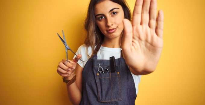 estilista indica que algo debe detenerse
