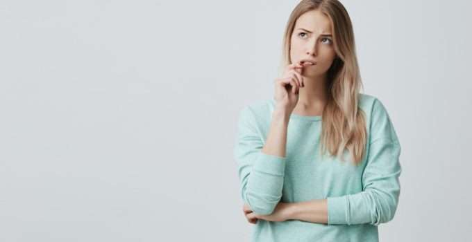 mujer rubia pensando en algo importante