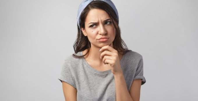 mujer pensando en qué color es el tinte 7