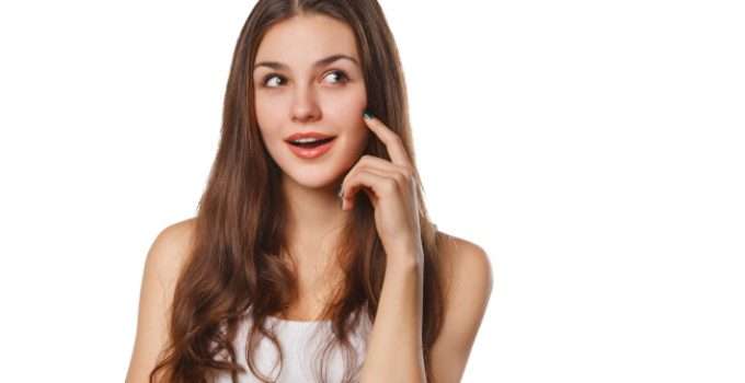 mujer contenta imaginando un nuevo color de pelo