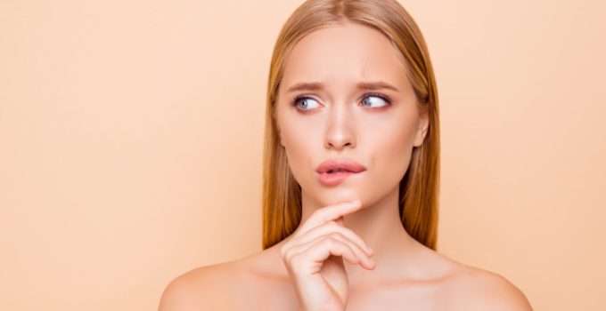 mujer con el pelo naranja pensativa